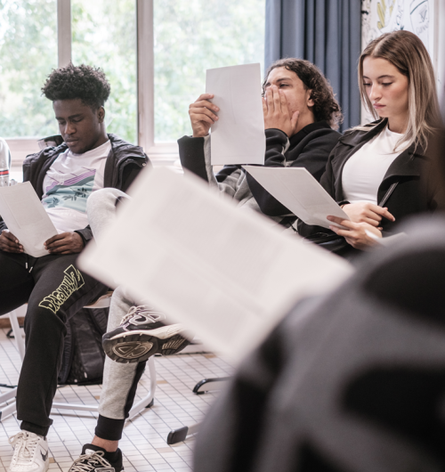 Groep jongeren met boeken in de hand