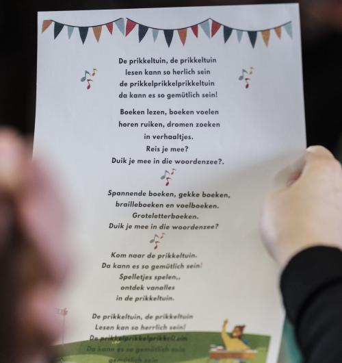 Emy Geyskens leest voor in Bubao Spermalie in Brugge