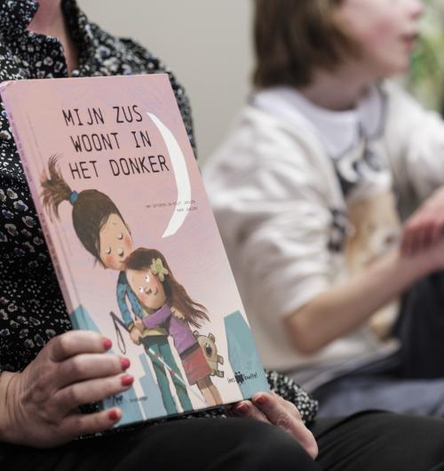 Emy Geyskens leest voor in Bubao Spermalie in Brugge