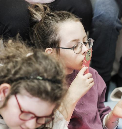 Emy Geyskens leest voor in Bubao Spermalie in Brugge