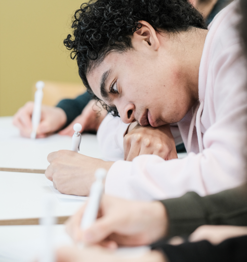 Leerling aan het schrijven