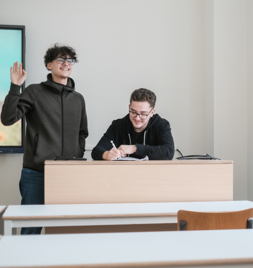 Leerlingen dragen tekst voor in de klas