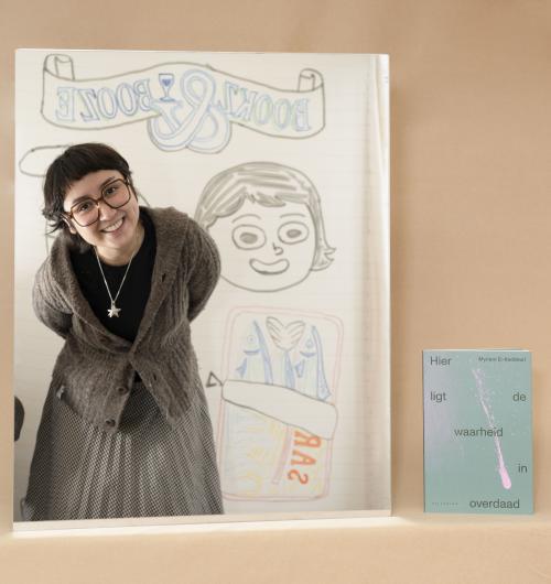 Vrouw die voor grote zwart-wittekening staat