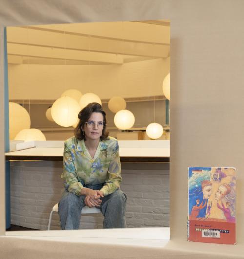 Vrouw die in een kleedkamer zit