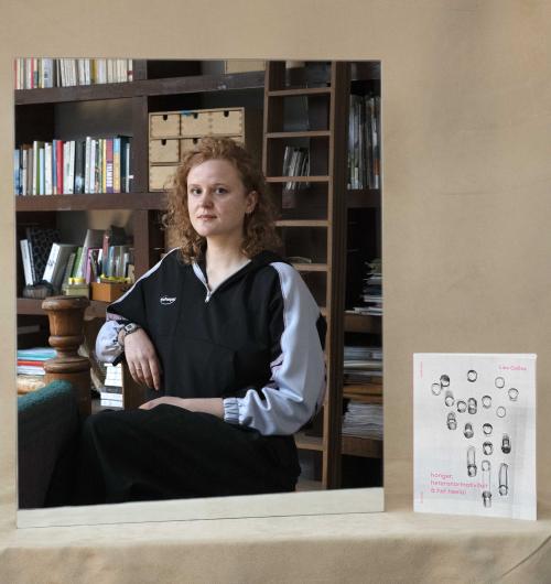 Vrouw die voor boekenkast zit