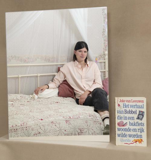 Vrouw die op een bed zit