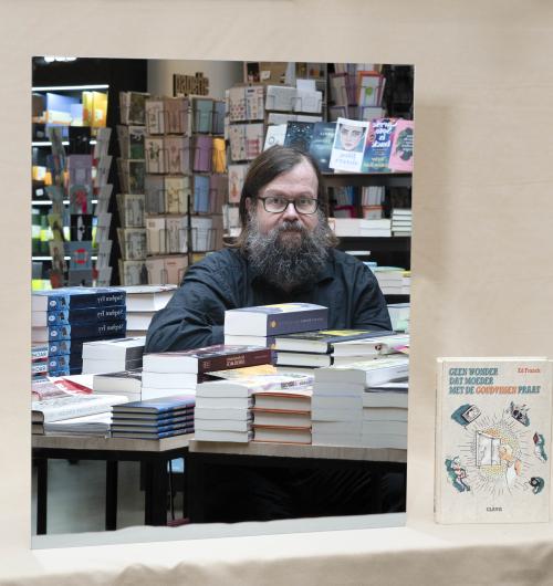 Man die in een boekhandel zit