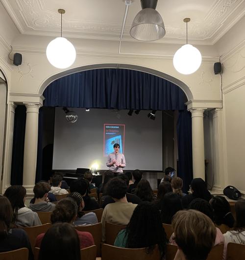 Auteur geeft lezing op podium