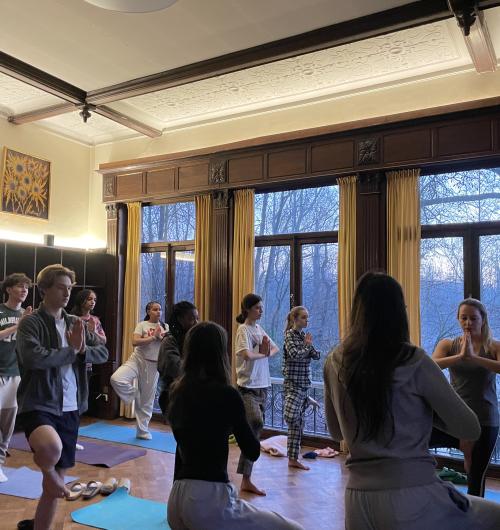 Jongeren beoefenen yoga