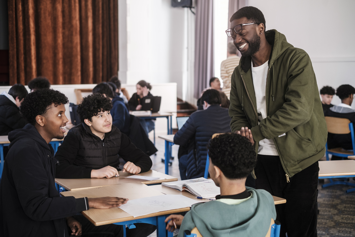 Groep jongeren in de klas met auteur W.L. Moleka