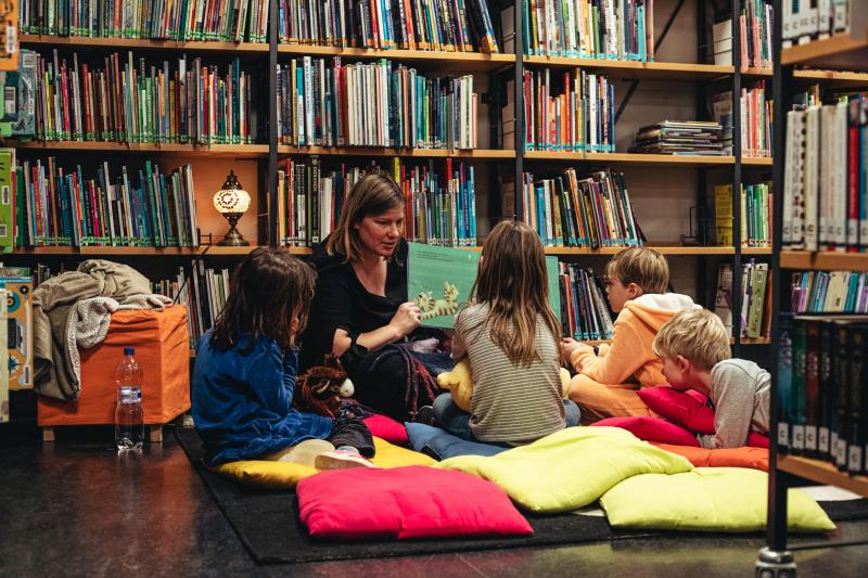 Volwassene leest voor aan kinderen