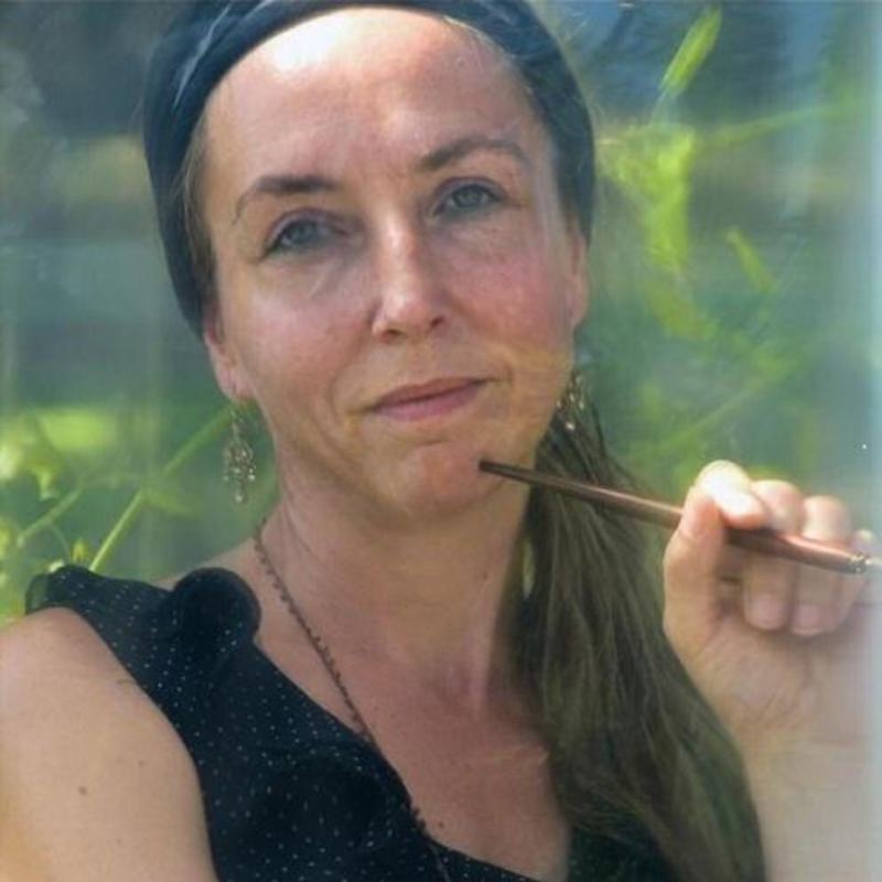 Vrouw die potlood vasthoudt