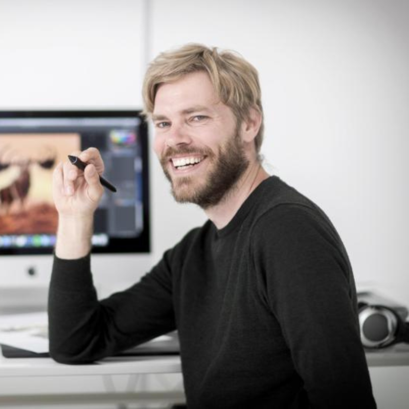 Man met baard die pen vasthoudt