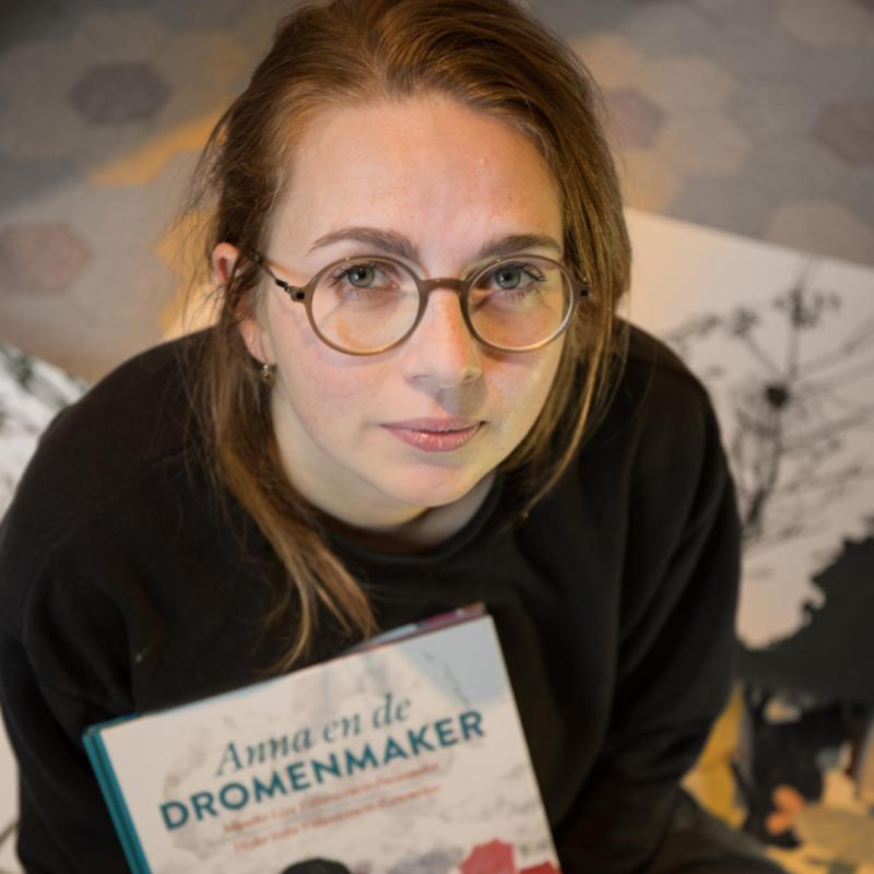 Vrouw met bril die boek vasthoudt